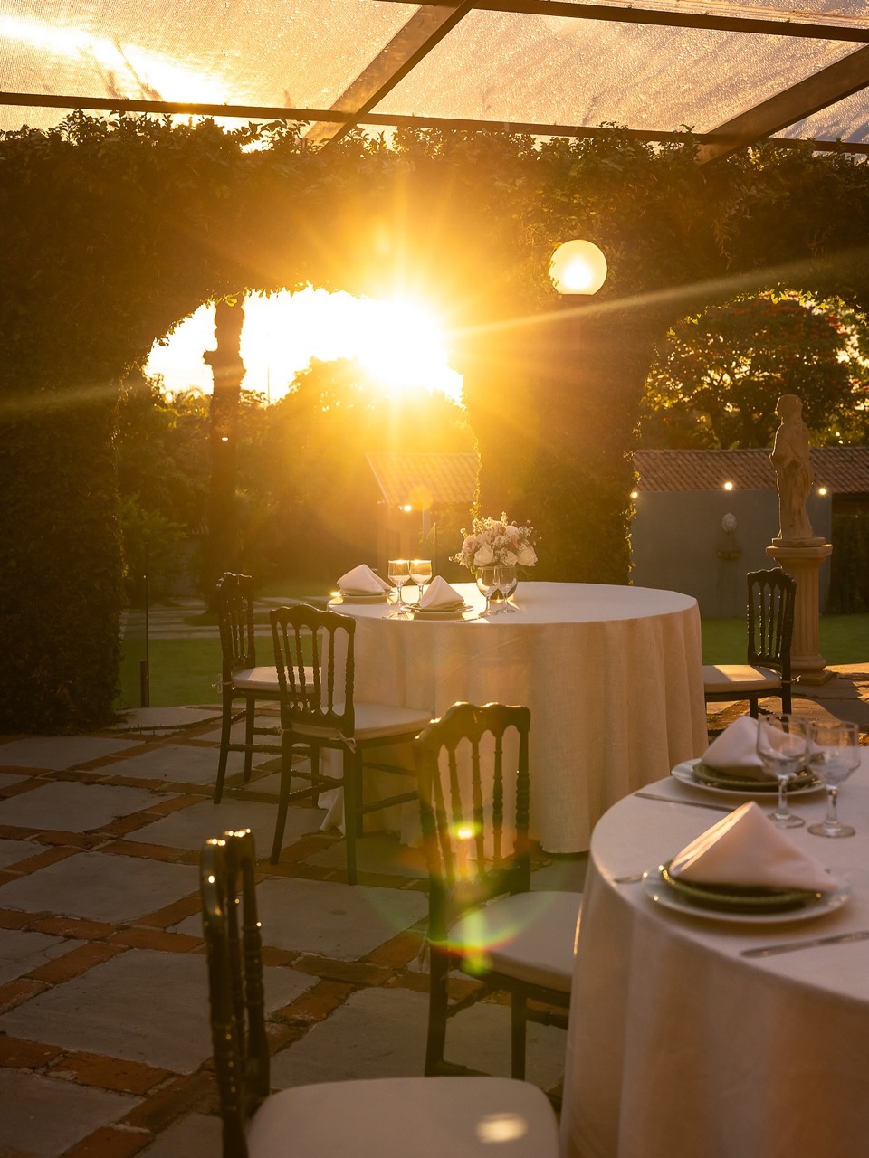 Mesa posta no jardim durante o pôr do sol